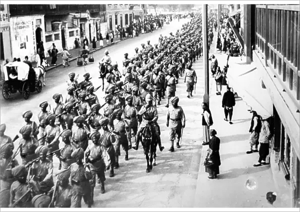 Punjab Regiment Marching down Nanking Road, Shanghai, 1900 (b / w photo)