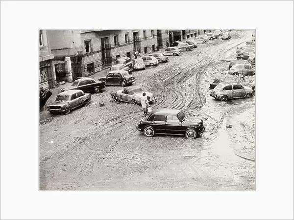 Florence flood of November 4, 1966: Via Francesco de Sanctis full of mud and with cars damaged by the flood