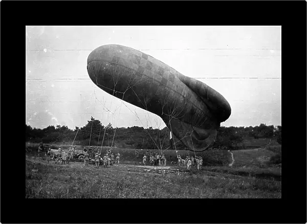 France, Champagne-Ardennes, Marne (51), Trigny: August 1917, First World War, start of an observation balloon assisted by a car truck and soldiers, 1917 - balloon: M1188 - Bonnier photographer aerostier