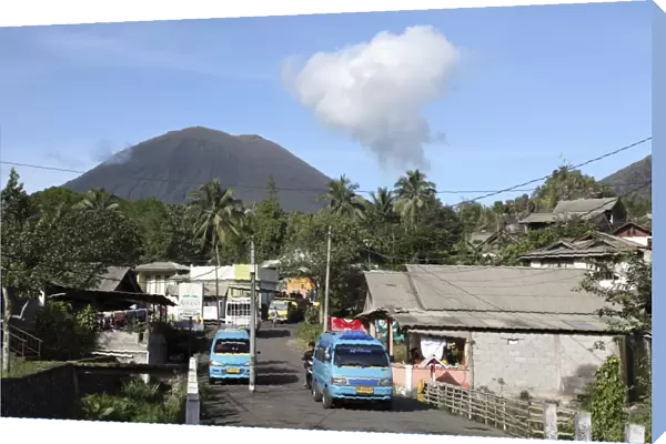 Kinilow town at foot of Lokon-Empung volcano, Sulawesi, Indonesia