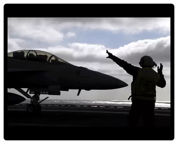 Aviations Boatswains Mate directs an F  /  A-18E Super Hornet
