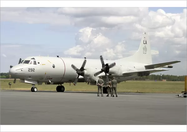 German ground crew members observe a P-3C Orion of the U. S. Navy