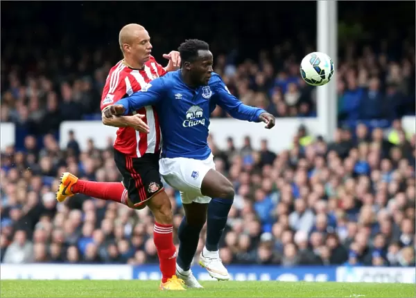 Everton's Lukaku Clashes with Sunderland's Brown: Premier League Battle at Goodison Park, May 2015