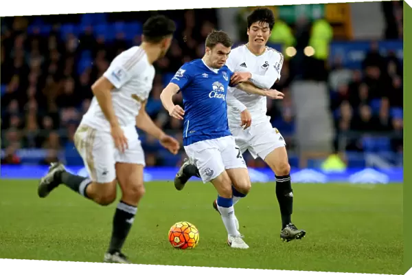 Battle for the Ball: Seamus Coleman vs. Ki Sung-yueng - Everton vs. Swansea City, Premier League