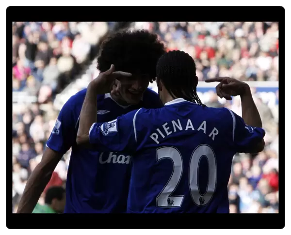 Everton's Unstoppable Duo: Fellaini and Pienaar Celebrate Their Second Goal vs. Sunderland (03 / 05 / 09)