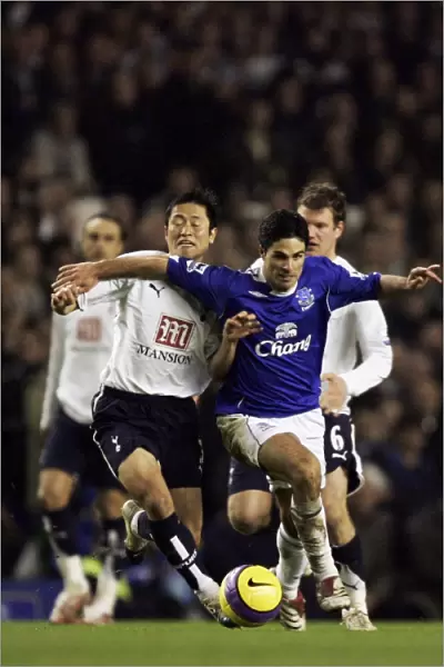 Everton v Tottenham Hotspur Mikel Arteta in action against Tottenhams Young Pyo Lee
