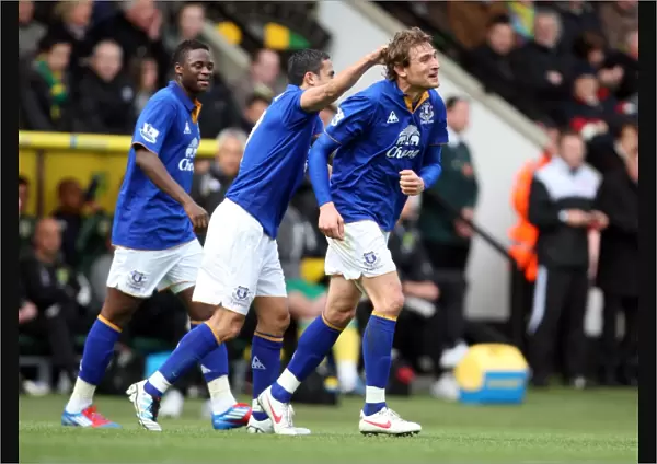 Jelavic Scores the Opener: Tim Cahill's Emotional Congratulations at Carrow Road (Everton vs Norwich City, April 2012)
