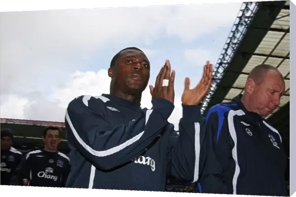 Everton's Yakubu Celebrates with Fans after Securing Victory over Birmingham (07 / 08)