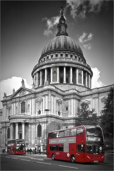 LONDON St. Paul's Cathedral & Red Bus