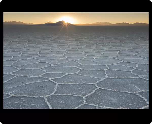 Salar de Uyuni salt flat at sunset, Altiplano, Bolivia