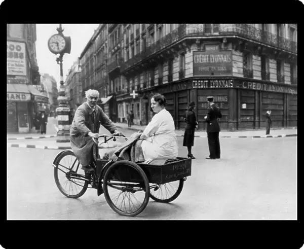 Improvised bicycle vehicle, German-occupied Paris, 1940-1944