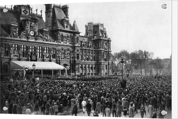 Crowd in front of the Town Hall on a reception day, Paris, 1931. Artist: Ernest Flammarion