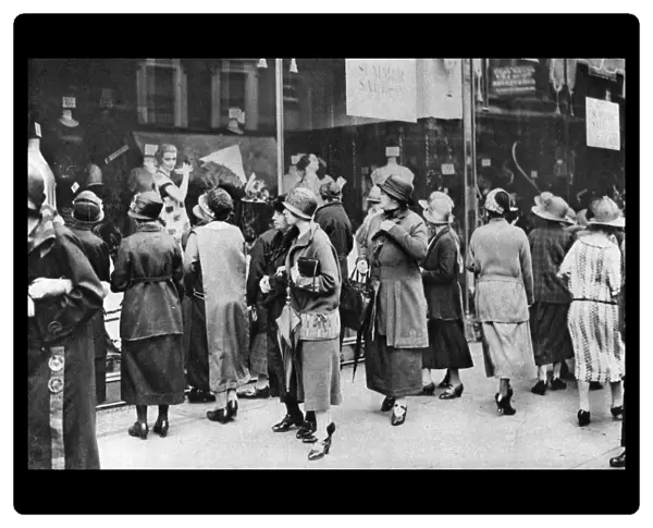 Shoppers in Kensington High Street, London, 1926-1927