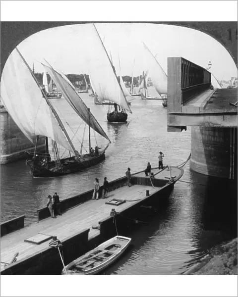 The great Nile bridge, Cairo, Egypt, 1905. Artist: Underwood & Underwood