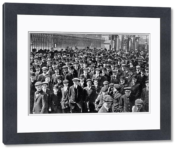 The Crowds outside Buckingham Palace, A Nations Apprehension, 1910