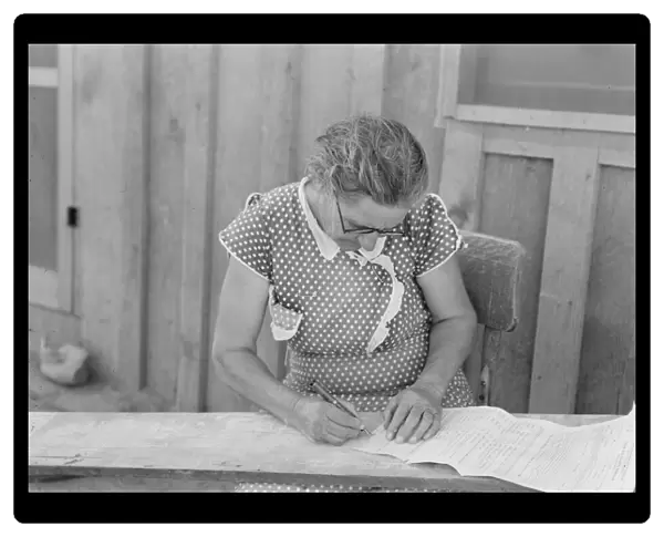 Mrs. Cates signs chattel mortgage with 'X', Malheur County, Oregon, 1939. Creator: Dorothea Lange