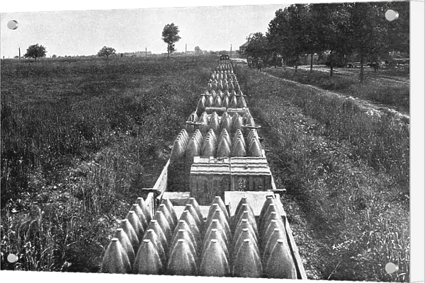 La Bataille de la Somme; Un convoi de projectiles d'artillerie lourde, 1916. Creator: Unknown