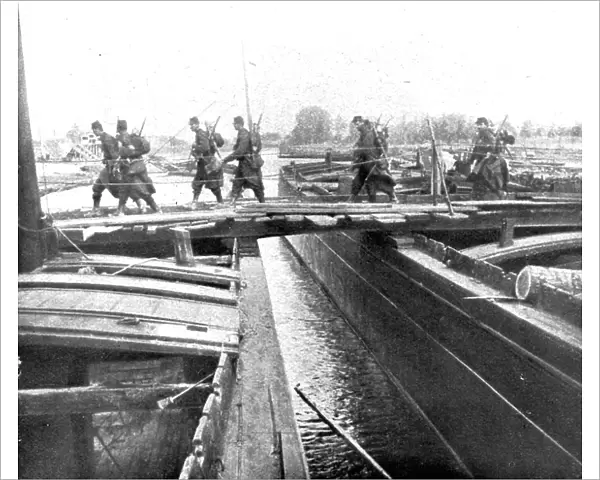 Devant les Falaises de L'Aisne; Un pont sur l'Oise improvise par le genie, 1914. Creator: Unknown