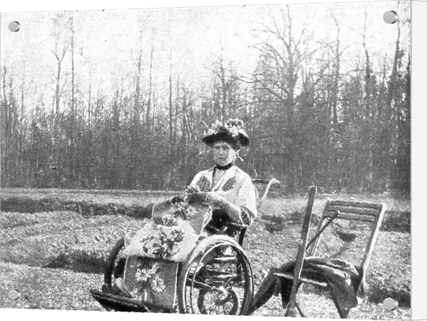 Les Romanof a Tsarskoie-Selo; L'imperatrice, en fauteuil roulant, travaille a un ouvrage... 1917. Creator: Unknown