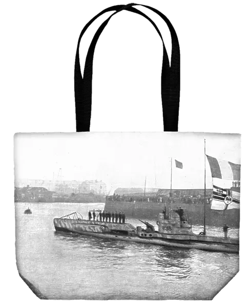 La Reddition de la Flotte Allemande; entrée dans les bassins de l'arsenal de Cher... 1918. Creator: Unknown