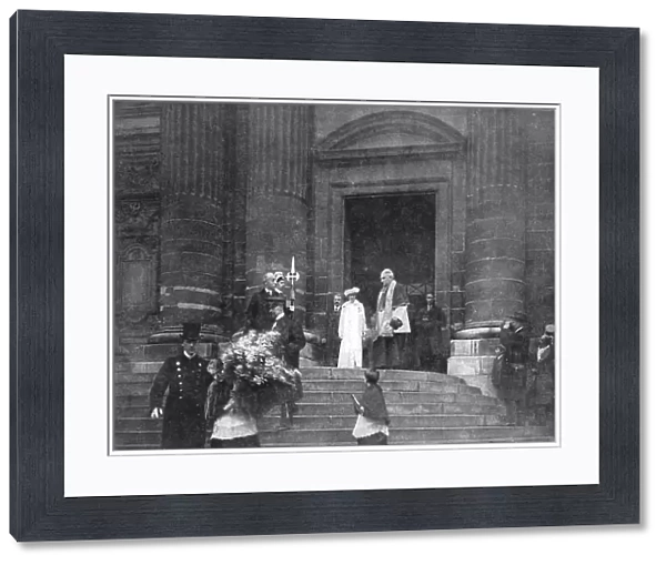 Les chefs d'etat Allies a Paris; La reine Elisabeth sortant de Saint-Gervais, l'eglise... 1918. Creator: Unknown