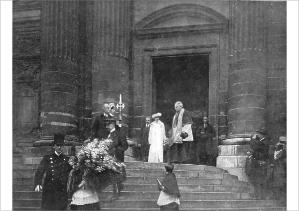 Les chefs d'etat Allies a Paris; La reine Elisabeth sortant de Saint-Gervais, l'eglise... 1918. Creator: Unknown