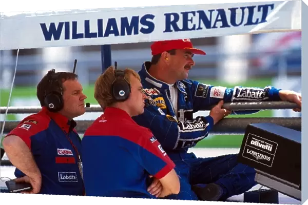 Sutton Motorsport Images Catalogue: Nigel Mansell WIlliams with Chief Mechanic David Brown and Technical Director. Patrick Head, left
