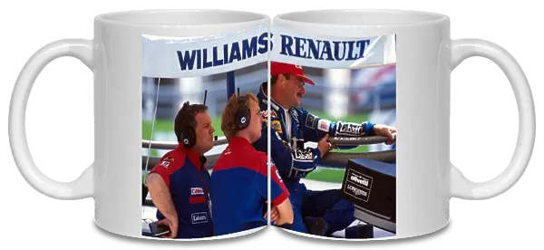 Sutton Motorsport Images Catalogue: Nigel Mansell WIlliams with Chief Mechanic David Brown and Technical Director. Patrick Head, left