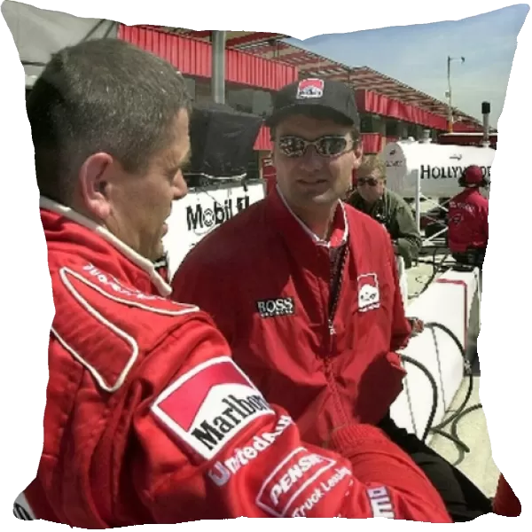 Penske team manager Tim Cindric (centre) listens to his drivers Gil de Ferran(BRA)