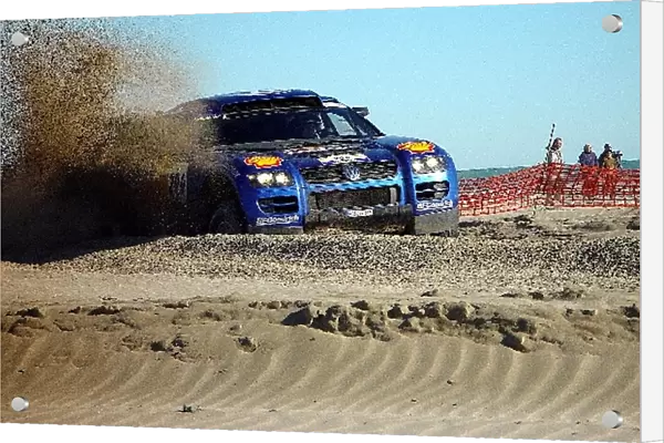 Dakar Rally: Jutta Kleinschmidt  /  Fabrizia Pons VW Toureg kicks up the sand