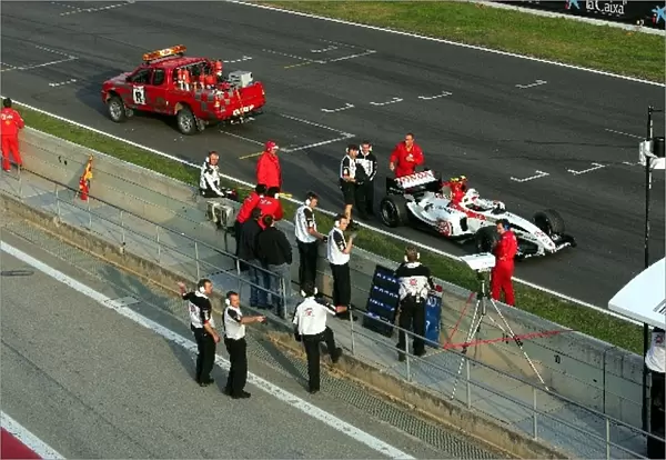 Formula One Testing: The car of Enrique Bernoldi BAR Honda 006 breaks down