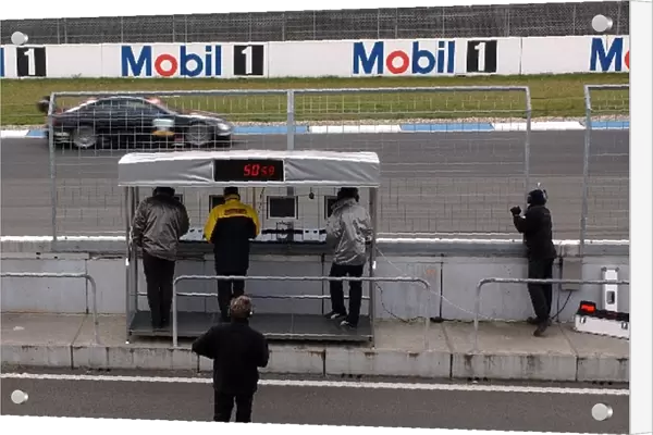 DTM Testing: Christijan Albers, Team Service 24H AMG-Mercedes, Mercedes-Benz CLK-DTM, passes his pit crew