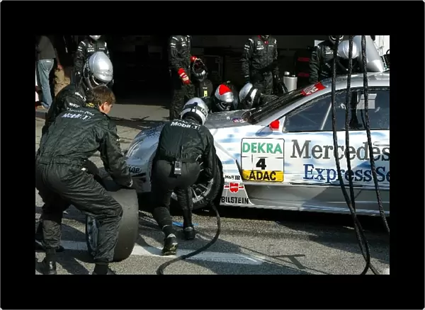 DTM: The HWA crew working on one of the front wheels during a pitstop of Christijan Albers, Express-Service AMG-Mercedes, Mercedes-Benz CLK-DTM