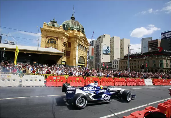 2005 Australian Grand Prix - Wednesday Preview, Albert Park, Melbourne. Australia. 2nd March 2005 F1 Street Parade. Antonio Pizzonia, Williams F1 BMW performs for the crowd. Action