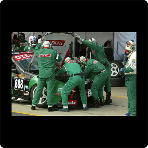 2002 Australian V8 Supercar Championship R9 QLD 500 Queensland, Australia.15th September 2002 OzEmail crew try to fix the car of John Cleland and Tim Leahy during the 500Km race. World Copyright - Mark Horsburgh / LAT Photographic ref