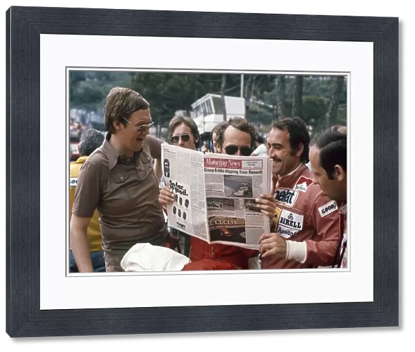 1976 Monaco Grand Prix: Journalist Alan Henry with Ferrari drivers Niki Lauda and Clay Regazzoni and a copy of Motoring News