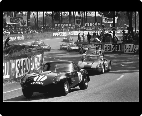 1964 Le Mans 24 Hours: Peter Lumsden  /  Peter Sargent, retired, leads a group of cars at the start, action