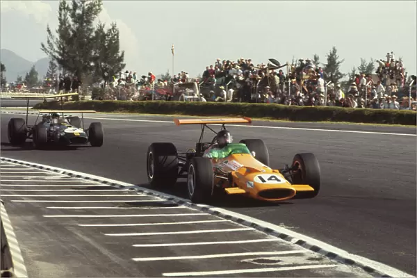 1968 Mexican Grand Prix: Dan Gurney, McLaren M7A Ford, leads Jack Brabham, Brabham BT26 Repco