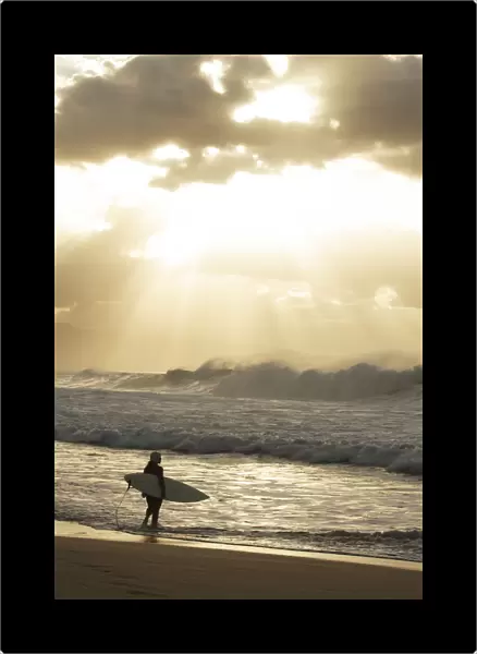 USA, Hawaii, Oahu, Surfer standing on shore; North Shore