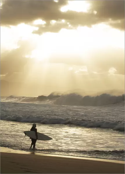 USA, Hawaii, Oahu, Surfer standing on shore; North Shore