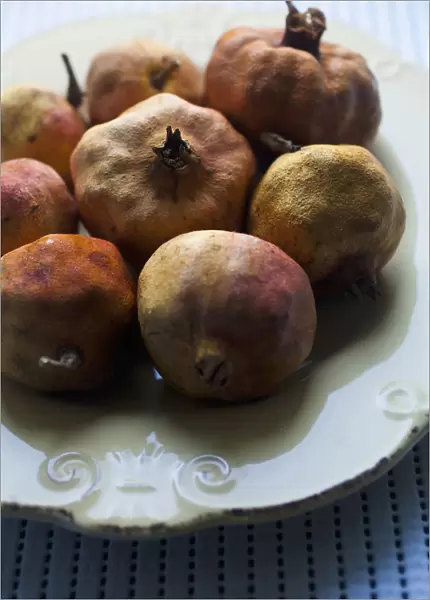Pomegranate, Punica granatum, Studio shot of fruit in a bowl