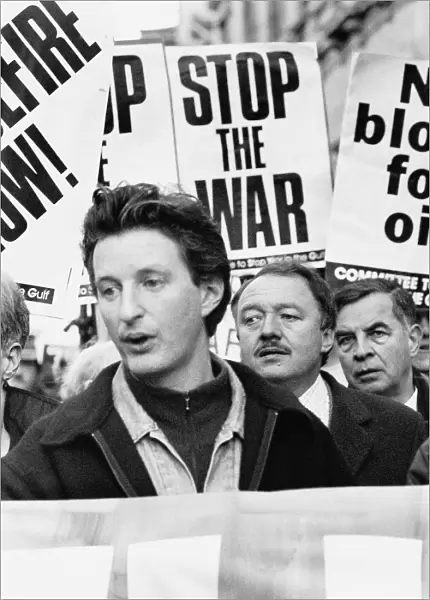 Billy Bragg Singer at war demonstration along with Ken Livingstone MP