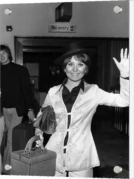 Lulu arriving at Heathrow Airport, March 1969 UK Eurovision Song Contest