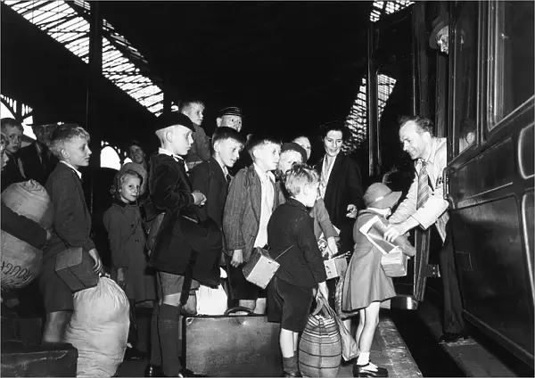 War Evacuees leaving Euston Station 1939
