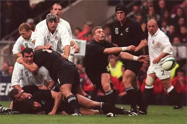 England v New Zealand Rugby Union World Cup 1999. Justin Marshall sets up another attack