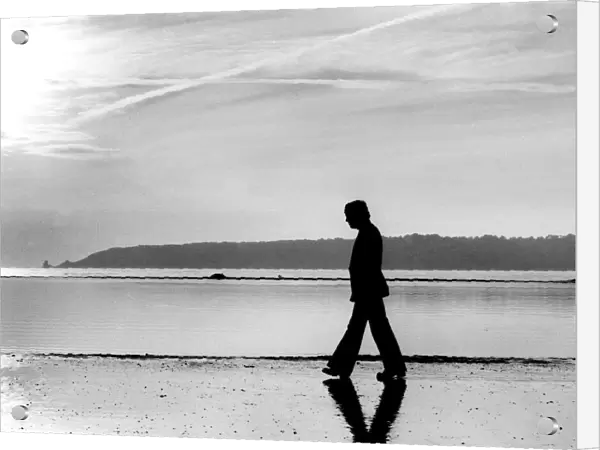 A lonely walk for Billy Walker on St. Helier sands, Jersey. January 1977 P004906