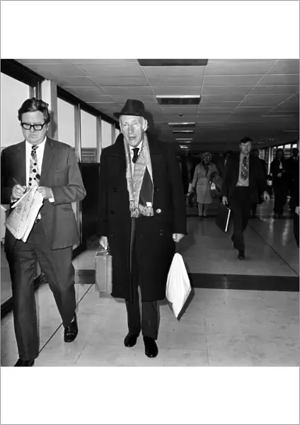 Wilfred Hyde-White arrived at Heathrow Airport from Los Angeles