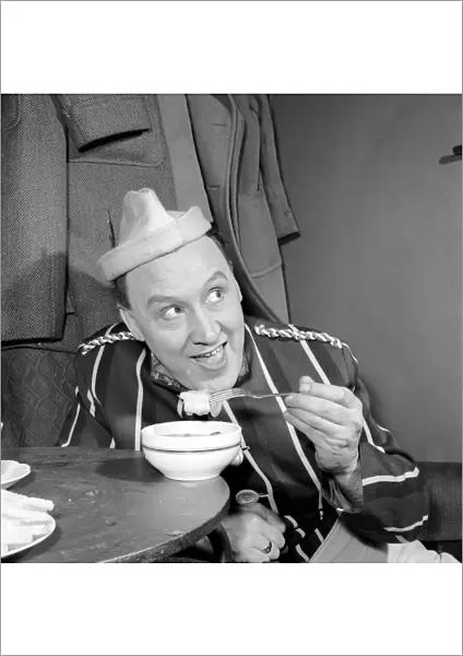 Comic actor Reg Dixon eating Jellied eels. January 1957 A303-006