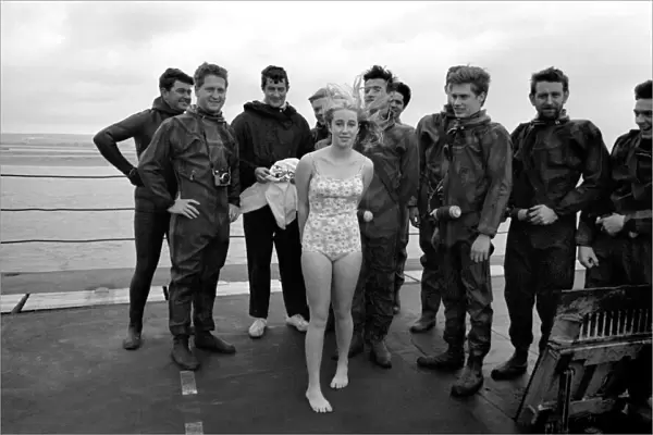 Entertainment. Military Navy: Twenty ships divers from H. M. S