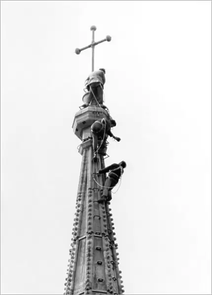 Steeplejacks repairing the spire on Salisbury Cathedral. April 1985 P005207